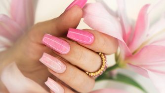 Las más femeninas y elegantes: ideas de uñas rosas que arrasan en 2025