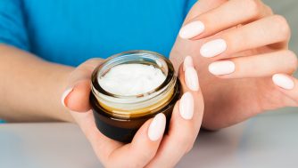 Las 3 mejores cremas con ácido retinoico que funcionan de 2025 según los expertos