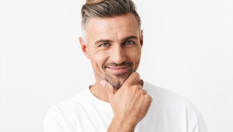 Inspírate con estos looks de barbas cortas en otoño