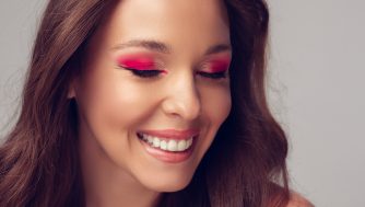 Qué maquillajes resaltarán con tu vestido buganvilla