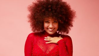 Color de cabello para piel morena: los 8 tonos más favorecedores de 2025 que recomiendan los expertos