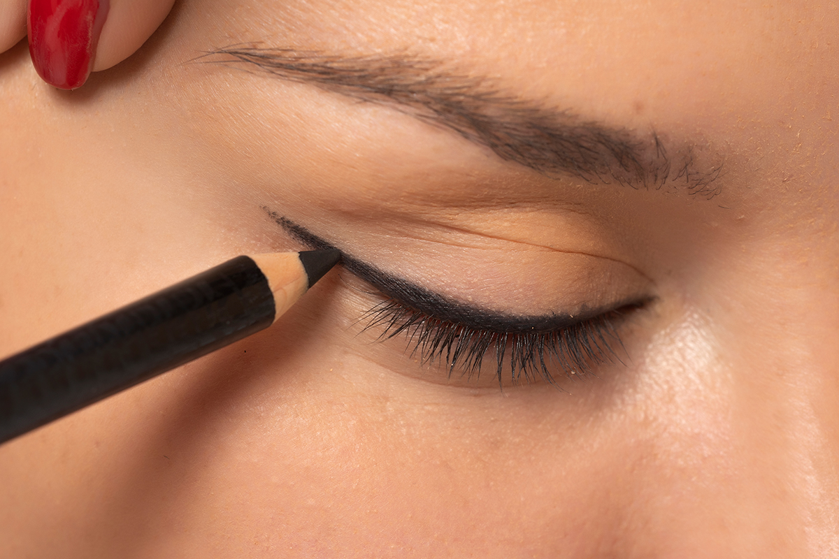 Cómo hacer un eyeliner perfecto paso a paso
