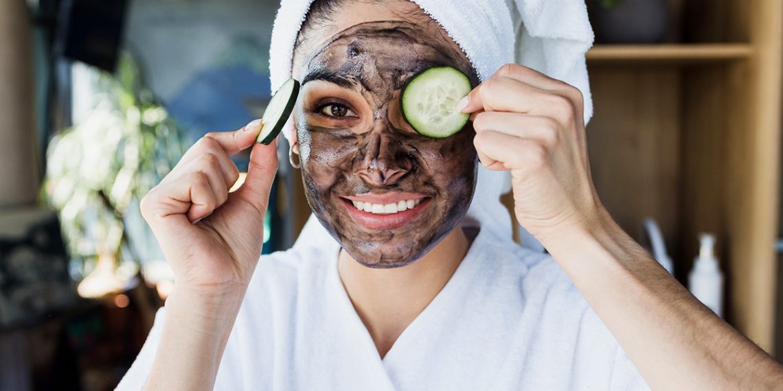 Así es el paso a paso de una limpieza facial en casa y los mejores productos que debes usar