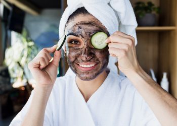 Así es el paso a paso de una limpieza facial en casa y los mejores productos que debes usar