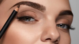 Paso a paso para maquillarse las cejas perfectas: consejos de expertos