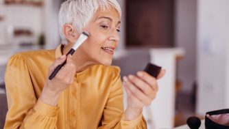 Cómo maquillar las pieles maduras: trucos y proceso