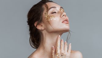 Moño despeinado bajo, el mejor look para cualquier ocasión