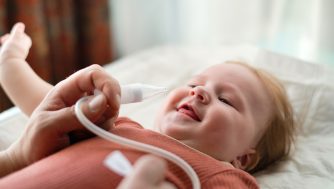 Tu bebé los necesita: qué es y para qué sirve un aspirador nasal