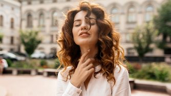 Los mejores peinados para media melena si vas a una boda