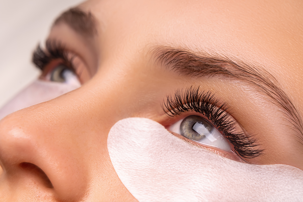 Te enseñamos cómo quitarte las extensiones de pestañas en casa