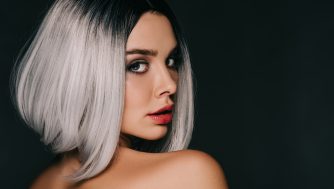 Cómo puedes conseguir un precioso gris plata en tu cabello con estos tintes