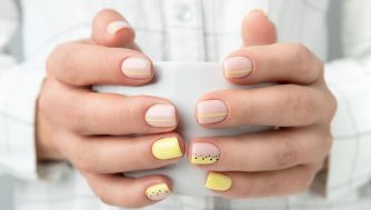 Presume de manicura elegante con estas ideas de uñas amarillo pastel