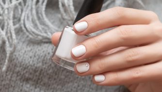 Ideas de uñas blancas, la tendencia de este invierno que arrasa entre las más elegantes