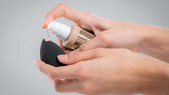 Si tienes la piel mixta, estas son las mejores bases de maquillaje según los expertos