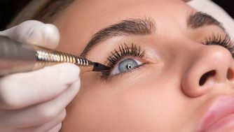 Qué es el eyeliner permanente y todo lo que debes saber antes de hacértelo