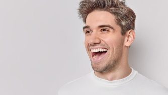 ¿Tienes canas? Tenemos los cortes de pelo para hombres con pelo canoso que mejor sientan