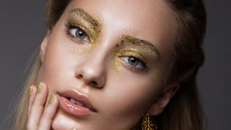 Deslumbra a todos con tu maquillaje de ojos dorados