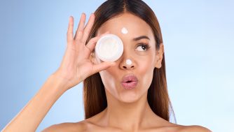 Todos los beneficios de incorporar una crema antipolución a tu rutina facial