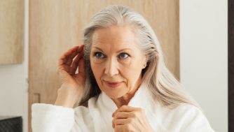 Evita el pelo amarillo con los mejores champús para pelo blanco del mercado