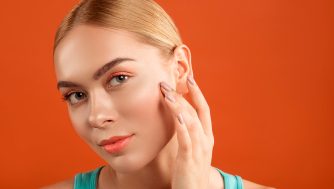 Exfoliantes químicos: cuáles son los 7 mejores y todo lo que debes tener en cuenta al escoger uno según los expertos