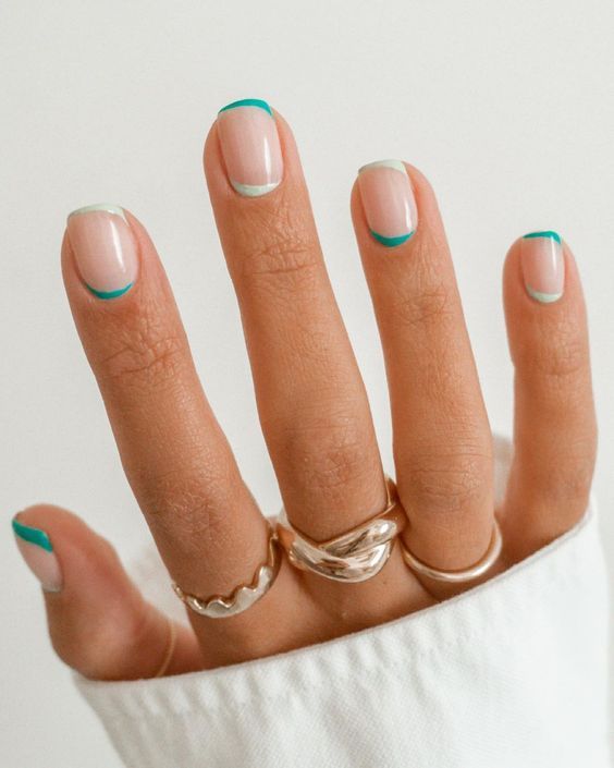 Toma nota de estos diseños de uñas francesas dobles