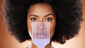 Si tienes el pelo rizado, estos son los mejores peines para su cuidado