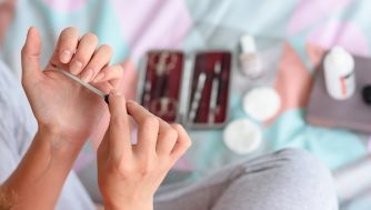 Cómo puedes quitarte las uñas acrílicas en tu casa