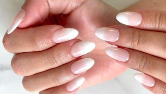 Inspírate con las mejores ideas para uñas francesas difuminadas y cómo hacértelas en casa