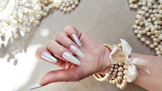 Las uñas perladas son preciosas y nosotros te contamos cómo puedes hacerlas