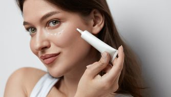 Todo los beneficios de la niacinamida para el contorno de tus ojos