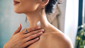 Cuello y papada: las 5 mejores cremas reafirmantes para estas zonas según los expertos