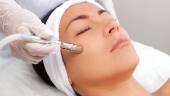 Si estás pensando en hacerte una microdermoabrasión, esto es todo lo que debes tener en cuenta