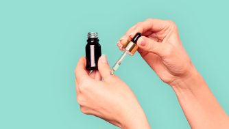 Por qué el ácido láctico retrasa el envejecimiento de la piel y cuáles son los mejores sérums que lo llevan