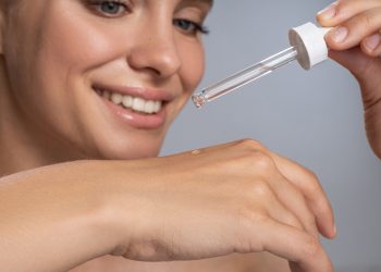 Por qué usar sérum antimanchas en tu rutina de cuidado facial