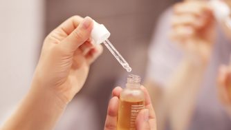 Todo lo que pueden hacer los péptidos en tu piel gracias a estos 14 sérums