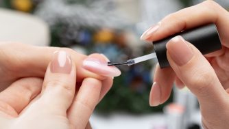 Uñas glaseadas: qué son, ideas y cómo conseguirlas