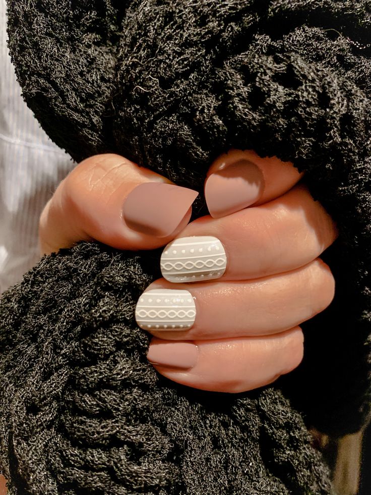 Te contamos el paso a paso para una manicura perfecta con efecto jersey