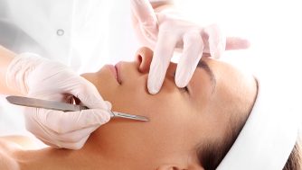 ¿Qué es el dermaplaning? Todo lo que necesitas para hacértelo en casa