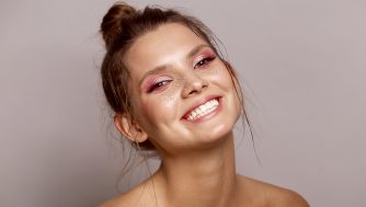 Todo lo que necesitas para conseguir un maquillaje coquette perfecto