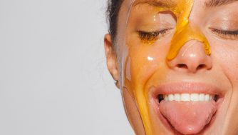 Todos los beneficios de usar una mascarilla para la cara de miel y el cabello