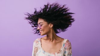 Los 4 mejores tintes de pelo negro violeta