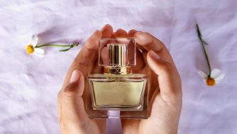 Los 23 perfumes de mujer que mejor huelen en 2025