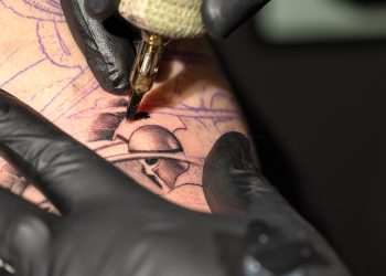 Por qué aparece relieve en los tatuajes.