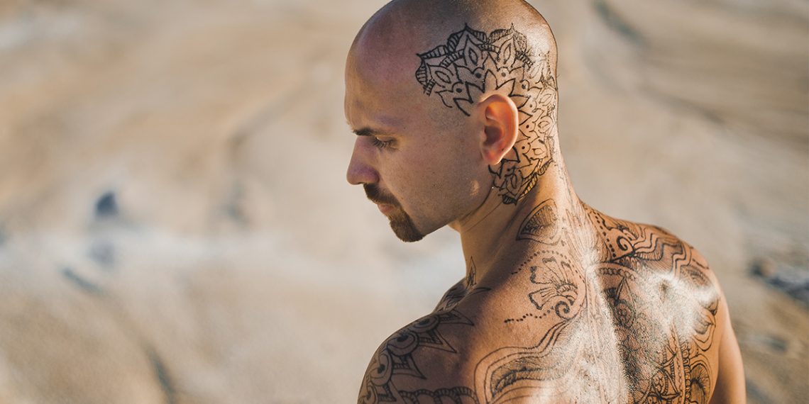 Te contamos la historia de los tatuajes budistas y por qué triunfan tanto debido a sus símbolos.