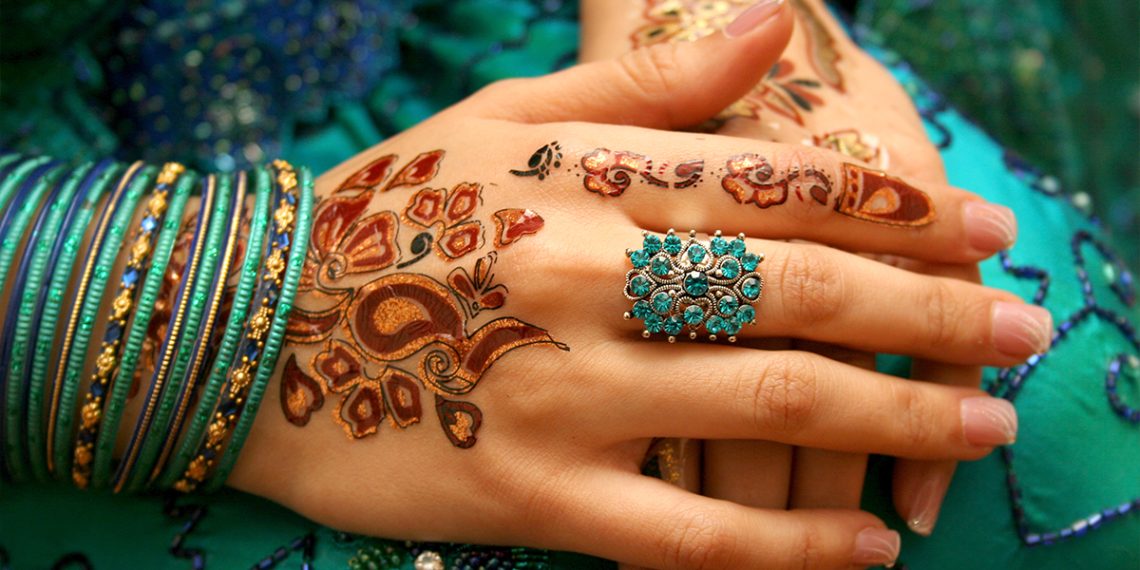 Te contamos la historia de los tatuajes indios y por qué triunfan tanto debido a sus símbolos.