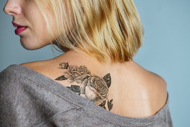 Te contamos la historia de los tatuajes con flores y por qué triunfan tanto debido a sus símbolos.