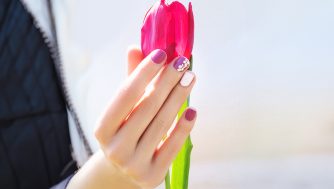 La manicura preferida de Barbie: uñas fucsias y blancas