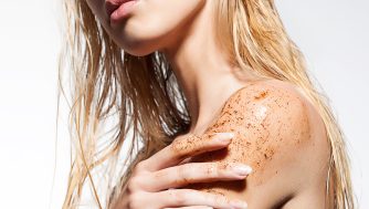Todo lo que necesitas saber para exfoliar el cuerpo