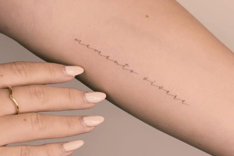 Te contamos el significado de los tatuajes con frases cortas