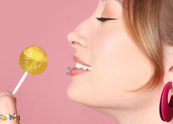 Toma nota de los tipos de piercings en el labio que mejor quedan